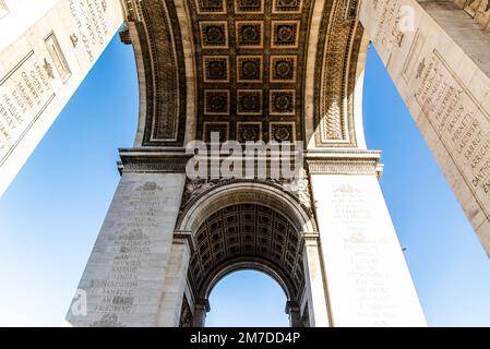 Paris, Frankreich - 28 2022. Dez.: Die feine Dekoration auf dem Triumphbogen in Paris Stockfoto