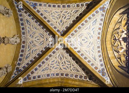 Gewölbte und dekorierte Decke direkt im Haupteingang der Abteikirche Hautecombe Abbey, ein ehemaliges Zisterzienserkloster, später ein Benediktinerkloster, in Saint-Pierre-de-Curtille nahe Aix-les-Bains in Savoy/Savoyen. Frankreich. (133) Stockfoto