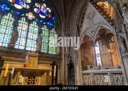 Innenraum, mit Grab, der Abteikirche Hautecombe Abbey, einem ehemaligen Zisterzienserkloster, später ein Benediktinerkloster, in Saint-Pierre-de-Curtille in der Nähe von Aix-les-Bains in Savoyen/Savoyen. Frankreich. (133) Stockfoto