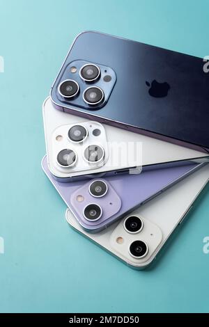 West Bangal, Indien - 10. Januar 2022 : Apple iphone 14-Serie im Rahmen mit farbenfrohem Hintergrund. Stockfoto
