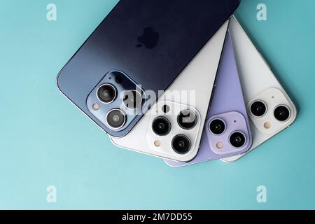West Bangal, Indien - 10. Januar 2022 : Apple iphone 14-Serie im Rahmen mit farbenfrohem Hintergrund. Stockfoto