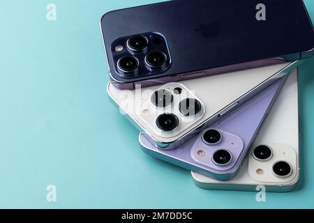 West Bangal, Indien - 10. Januar 2022 : Apple iphone 14-Serie im Rahmen mit farbenfrohem Hintergrund. Stockfoto