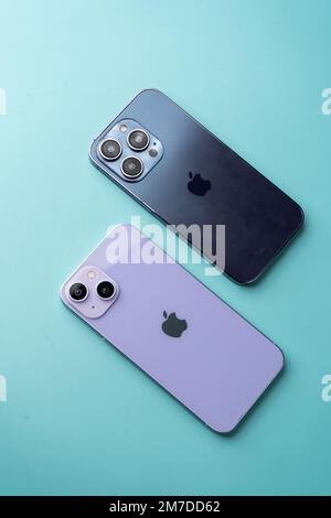 West Bangal, Indien - 10. Januar 2022 : Apple iphone 14-Serie im Rahmen mit farbenfrohem Hintergrund. Stockfoto