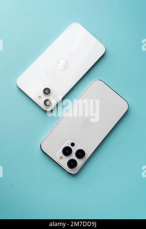 West Bangal, Indien - 10. Januar 2022 : Apple iphone 14-Serie im Rahmen mit farbenfrohem Hintergrund. Stockfoto