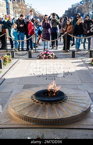 Paris, Frankreich - 27 2022. Dezember： die ewige Flammenfackel unter dem Triumphbogen Stockfoto