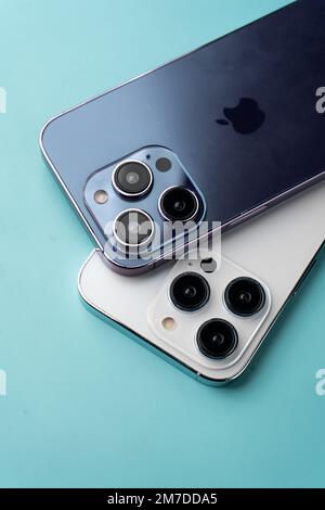 West Bangal, Indien - 10. Januar 2022 : Apple iphone 14-Serie im Rahmen mit farbenfrohem Hintergrund. Stockfoto