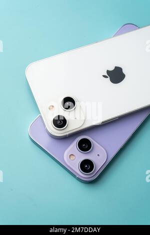 West Bangal, Indien - 10. Januar 2022 : Apple iphone 14-Serie im Rahmen mit farbenfrohem Hintergrund. Stockfoto