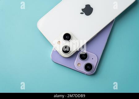 West Bangal, Indien - 10. Januar 2022 : Apple iphone 14-Serie im Rahmen mit farbenfrohem Hintergrund. Stockfoto