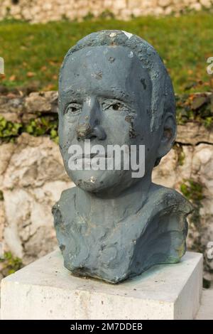 Eine Statue im Bust-Porträt von Gertrude Stein (3. Februar 1874 bis 27. Juli 1946), einem amerikanischen Schriftsteller, Dichter, Dramatiker und Kunstsammler. Geboren in Pittsburg, später in Culoz (als Jude, der in besetzten nazis lebt) Frankreich. Die Statue befindet sich in den Gärten von Culoz in Frankreich. (133) Stockfoto