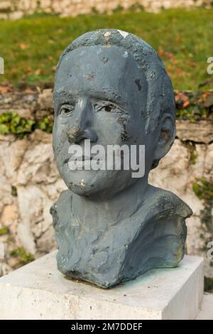 Eine Statue im Bust-Porträt von Gertrude Stein (3. Februar 1874 bis 27. Juli 1946), einem amerikanischen Schriftsteller, Dichter, Dramatiker und Kunstsammler. Geboren in Pittsburg, später in Culoz (als Jude, der in besetzten nazis lebt) Frankreich. Die Statue befindet sich in den Gärten von Culoz in Frankreich. (133) Stockfoto