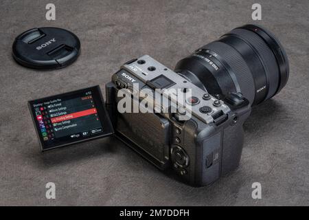 Fort Collins, CO, USA - 31. Dezember 2022: Eine neue digitale FX30-Kinokamera von Sony mit Display-Einstellungen. Stockfoto