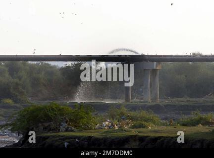 Am Montag, den 09. Januar 2023, am Fluss Korangi in Karatschi, werden aus der Versorgungsleitung Liter Trinkwasser verschwendet, was die Fahrlässigkeit des betroffenen Departements zeigt. Hier werden aufgrund von Fahrlässigkeit und Vernichtung der Linie Liter Wasser verschwendet, aber auf der anderen Seite sind die Bewohner benachbarter Ortschaften mit Trinkwassermangel konfrontiert. (S.Imran Ali/PPI Images). Stockfoto