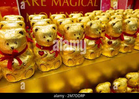 Teddybär in Folie verpackter Schokolade, hergestellt vom erstklassigen Schokoladenhersteller Lindt & Sprüngli, dem berühmten Schweizer Schokoladenhersteller, der das besonders beliebte Lindt-Kaninchen zu Ostern ergänzt. (133) Stockfoto