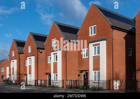 Neue Häuser mit Sonnenkollektoren, Cala Homes Wohnungsbau namens Southwood Mews in Farnborough Town, Hampshire, England, Großbritannien, Januar 2022 Stockfoto