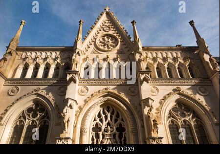 Kürzlich restaurierte und gereinigte Steinschnitzereien und Steinarbeiten über dem Eingang der Abtei Hautecombe in Saint-Pierre-de-Curtille in der Nähe von Aix-les-Bains in Savoy, Frankreich. (133) Stockfoto