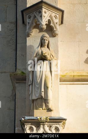 Kürzlich restaurierte und gereinigte Steinschnitzereien und Steinarbeiten einschließlich Statuen von Heiligen, Teil der Außenfassade der Abteikirche Hautecombe Abbey in Saint-Pierre-de-Curtille nahe Aix-les-Bains in Savoy. Frankreich. (133) Stockfoto