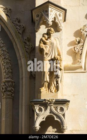 Kürzlich restaurierte und gereinigte Steinschnitzereien und Steinarbeiten einschließlich Statuen von Heiligen, Teil der Außenfassade der Abteikirche Hautecombe Abbey in Saint-Pierre-de-Curtille nahe Aix-les-Bains in Savoy. Frankreich. (133) Stockfoto