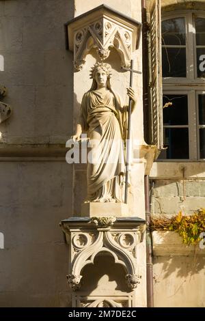 Kürzlich restaurierte und gereinigte Steinschnitzereien und Steinarbeiten einschließlich Statuen von Heiligen, Teil der Außenfassade der Abteikirche Hautecombe Abbey in Saint-Pierre-de-Curtille nahe Aix-les-Bains in Savoy. Frankreich. (133) Stockfoto