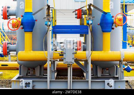 Gasverteilerstation. Leitungen, Ventile und Ausrüstung der Kompressorstation. Art der Industrieanlage. Industrieller Hintergrund. Erdgaslieferant.. Stockfoto