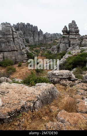 La Sierra de Torcal in der Nähe von Antequera, Andalusien, Spanien, einen riesigen hohen Kalkstein Felsen Felsnase, die viele seltsame und wunderbare Felsen Formen und Formationen geschaffen hat. Stockfoto