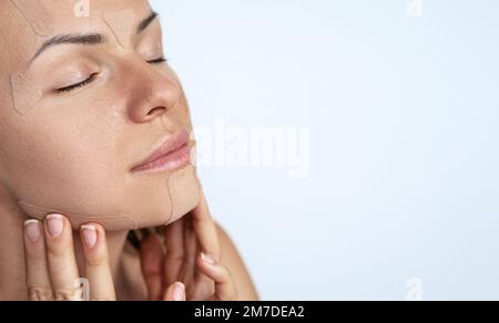 Gesichtskinesiologisches Klebeband auf weiblichem Gesicht Nahaufnahme Gesichtspflege Beauty. Stockfoto