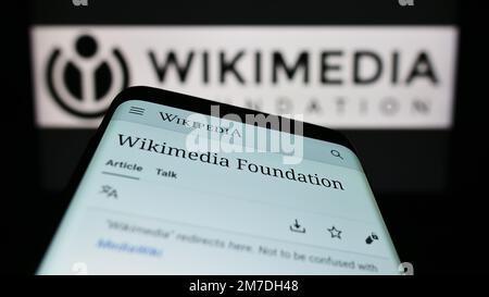 Smartphone mit Website der Wikimedia Foundation Inc (Wikipedia) auf dem Bildschirm vor dem Logo. Fokus auf oberer linker Seite des Telefondisplays. Stockfoto