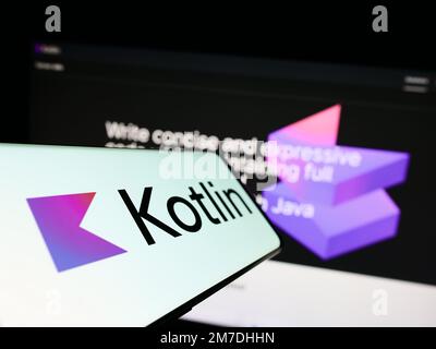 Mobiltelefon mit Logo der Programmiersprache Kotlin auf dem Bildschirm vor der Website. Fokus auf die Mitte links des Telefondisplays. Stockfoto