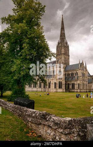 Turm der frühenglischen gotischen Kathedrale von Salisbury in Salisbury, Wiltshire, England. Die höchste im Land. Stockfoto