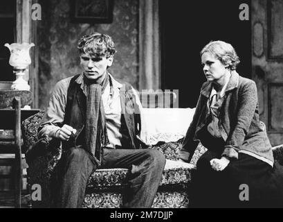 Gerard Murphy (Johnny Boyle), Judi Dench (Juno) in JUNO UND THE PAYCOCK von Sean O'Casey von The Royal Shakespeare Company (RSC), Aldwych Theatre, London WC2 07/10/1980 Set-Design: John Gunter Kostüme: Lindy Hemming Beleuchtung: David Hersey Regisseur: Trevor Nunn Stockfoto