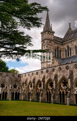 Turm und Turm der frühen englischen gotischen Kathedrale Salisbury in Salisbury, Wiltshire, England. Stockfoto