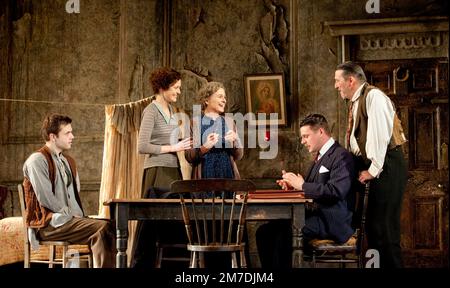 l-r: Ronan Raftery (Johnny Boyle), Clare Dunne (Mary Boyle), Sinead Cusack (Juno Boyle), Nick Lee (Charles Bentham), Ciaran Hinds (Captain Jack Boyle) in JUNO UND THE PAYCOCK von Sean O'Casey im Lyttelton Theatre, National Theatre (NT), London-Dublin-Produktion SE1 16/11/2011: London Bob Crowley Lightning: James Farncombe Regisseur Howard Davies Stockfoto