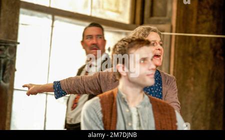 l-r: Ciaran Hinds (Captain Jack Boyle), Ronan Raftery (Johnny Boyle), Sinead Cusack (Juno Boyle) in JUNO UND DER PAYCOCK von Sean O'Casey im Lyttelton Theatre, National Theatre (NT), London SE1 16/11/2011, an Abbey Theatre Dublin & National Theatre, London Co-Production Director: Bob Croncomy. Beleuchtung: Howard Daviwley Stockfoto