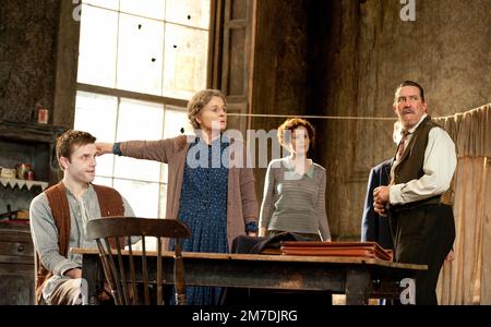 l-r: Ronan Raftery (Johnny Boyle), Sinead Cusack (Juno Boyle), Clare Dunne (Mary Boyle), Ciaran Hinds (Captain Jack Boyle) in JUNO UND DIE PAYCOCK von Sean O'Casey im Lyttelton Theatre, National Theatre (NT), London SE1 16/11/2011 an Abbey Crowley Theatre & National Theatre Design: Beleuchtung in London James Farncombe, Direktor Howard Davies Stockfoto