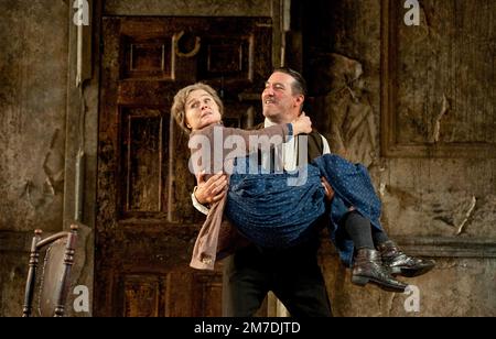 Ciaran Hinds (Captain Jack Boyle), Sinead Cusack (Juno Boyle) in JUNO UND DIE PAYCOCK von Sean O'Casey im Lyttelton Theatre, National Theatre (NT), London SE1 16/11/2011 an Abbey Theatre Dublin & National Theatre London Co-Production Design: Bob Crowley Beleuchtung: James Farncombe Regisseur: Howard Davies Stockfoto