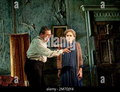 Ciaran Hinds (Captain Jack Boyle), Sinead Cusack (Juno Boyle) in JUNO UND DIE PAYCOCK von Sean O'Casey im Lyttelton Theatre, National Theatre (NT), London SE1 16/11/2011 an Abbey Theatre Dublin & National Theatre London Co-Production Design: Bob Crowley Beleuchtung: James Farncombe Regisseur: Howard Davies Stockfoto