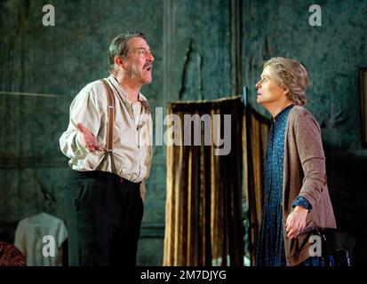 Ciaran Hinds (Captain Jack Boyle), Sinead Cusack (Juno Boyle) in JUNO UND DIE PAYCOCK von Sean O'Casey im Lyttelton Theatre, National Theatre (NT), London SE1 16/11/2011 an Abbey Theatre Dublin & National Theatre London Co-Production Design: Bob Crowley Beleuchtung: James Farncombe Regisseur: Howard Davies Stockfoto