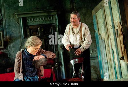 Sinead Cusack (Juno Boyle), Ciaran Hinds (Captain Jack Boyle) in JUNO UND DIE PAYCOCK von Sean O'Casey im Lyttelton Theatre, National Theatre (NT), London SE1 16/11/2011 an Abbey Theatre Dublin & National Theatre London Co-Production Design: Bob Crowley Beleuchtung: James Farncombe Regisseur: Howard Davies Stockfoto