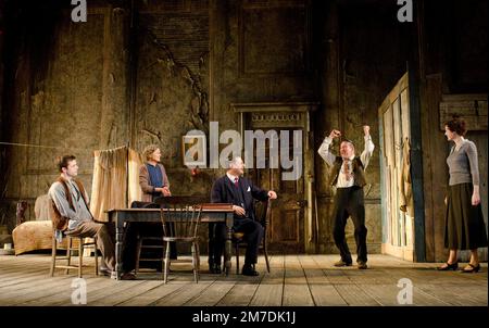 l-r: Ronan Raftery (Johnny Boyle), Sinead Cusack (Juno Boyle), Nick Lee (Charles Bentham), Ciaran Hinds (Captain Jack Boyle), Clare Dunne (Mary Boyle) in JUNO UND THE PAYCOCK von Sean O'Casey im Lyttelton Theatre, National Theatre (NT), London-Dublin-Produktion SE1 16/11/2011 & National Design: Bob Crowley Lightning: James Farncombe Regisseur Howard Davies Stockfoto