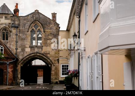 Das St. Ann's Gate in Salisbury, England, hat eine kleine Kapelle, die von einem spitzbogigen gotischen Tracery-Fenster beleuchtet wird. Stockfoto