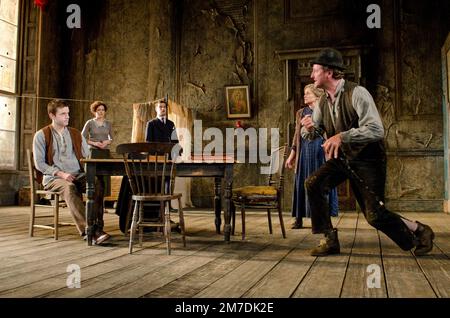 l-r: Ronan Raftery (Johnny Boyle), Clare Dunne (Mary Boyle), Nick Lee (Charles Bentham), Sinead Cusack (Juno Boyle), Risteard Cooper (Joxer Daly) in JUNO UND THE PAYCOCK von Sean O'Casey im Lyttelton Theatre, National Theatre (Abco Dublin SE1 16/NT), London National Production Design: London Dublin 11/2011 Bob Crowley Lightning: James Farncombe Regisseur Howard Davies Stockfoto