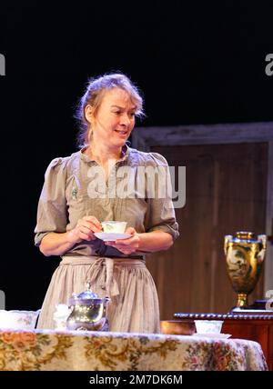 Niamh Cusack (Juno Boyle) in JUNO UND DER PAYCOCK von Sean O'Casey im Bristol Old Vic, Bristol, England 10/09/2014 Koproduktion mit Liverpool Everyman & Playhouse Design: Peter Coyte Beleuchtung: Fergus O'Hare Regisseur: Gemma Bodinetz Stockfoto