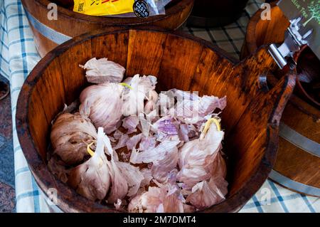 Knoblauch auf dem Salisbury Market in England. Stockfoto