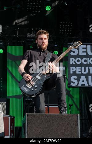 Bassspieler der Rockband Storm Orchestra auf der Bühne Stockfoto