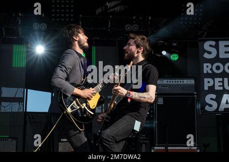 Sänger und Gitarrist, Bass-Spieler der Rockband Storm Orchestra, auf der Bühne von Angesicht zu Angesicht Stockfoto