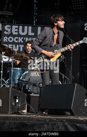 Sänger und Gitarrist, Schlagzeuger der Rockband Storm Orchestra auf der Bühne Stockfoto