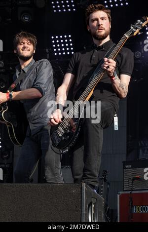 Sänger und Gitarrist, Bassspieler der Rockband Storm Orchestra auf der Bühne Stockfoto