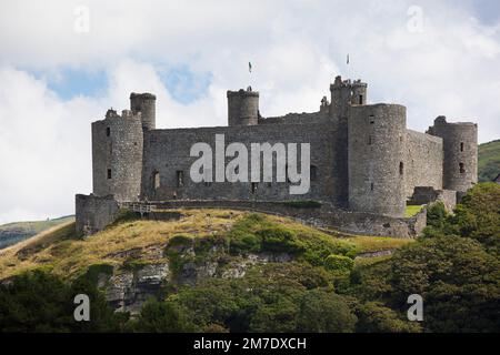 Blick auf Harlech Castle in Nordwales auf dem Hügel bei Sommersonne. Stockfoto