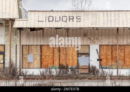 Ein langer geschlossener Schnapsladen in einem geschlossenen Einkaufszentrum in Fishkill, NY Stockfoto