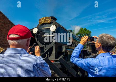Southern Railway SR 4-6-0 Klasse S15 Dampflokomotive, die den North Yorkshire Pullman Service mit der North Yorkshire Moors Railway Pickering UK transportiert Stockfoto