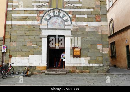 San Benedetto in Gottella, romanisch-katholische Kirche, auf der piazza Bernardin in Lucca, Toskana, Italien, Heimat der Confraternita dei Legnaioli Stockfoto